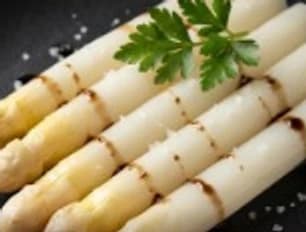 Espárragos blancos con aceite y perejil