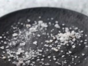Escamas de sal sobre un plato