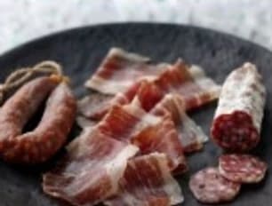 Chorizo, jamón y salchichón cortados en lonchas